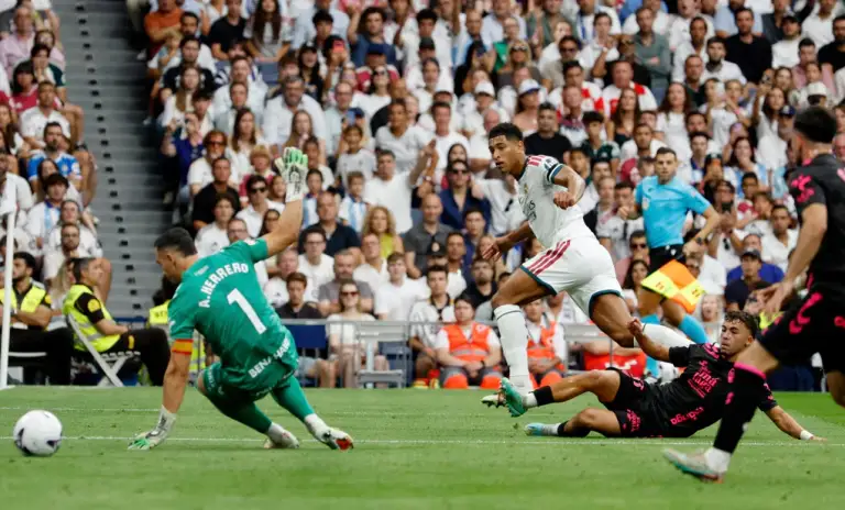 Jude Bellingham (áo trắng) ghi bàn mở tỷ số trong trận Real thắng Malaga 4-0 ở vòng ba La Liga trên sân Bernabeu, Madrid, Tây Ban Nha ngày 30/8/2026. Ảnh: Reuters