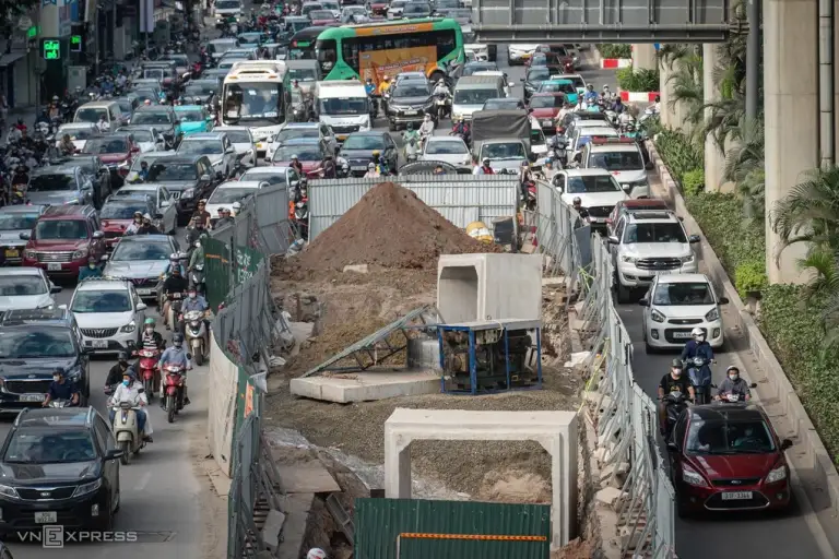 Rào chắn trên đường Nguyễn Trãi hồi tháng 5/2026. Ảnh: Hoàng Giang