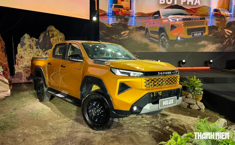 Lần thứ hai kể từ tháng 2.2026 Toyota Hilux góp mặt trong danh sách 10 ô tô động cơ xăng, dầu bán chạy nhất Việt Nam với 1.000 xe đến tay khách hàng trong tháng 6.2026, tăng 352 xe so với tháng trước đó. Sự thay đổi mang tính cách mạng về kiểu dáng thiết kế, công nghệ tính năng… được xem là lý do giúp Hilux tìm lại sức hút với khách hàng mua xe bán tải tại Việt Nam. Mẫu bán tải này hiện đang được phân phối tại Việt Nam 3 phiên bản, giá bán từ 632 - 903 triệu đồng