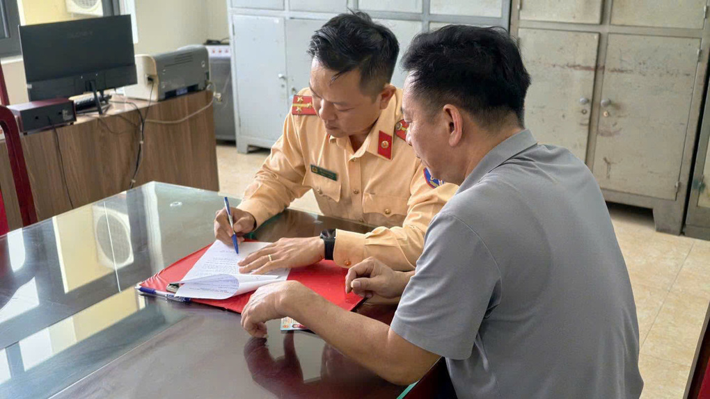 Một trường hợp tài xế xe khách bị CSGT Công an tỉnh Lào Cai xử phạt. Ảnh: Cục CSGT