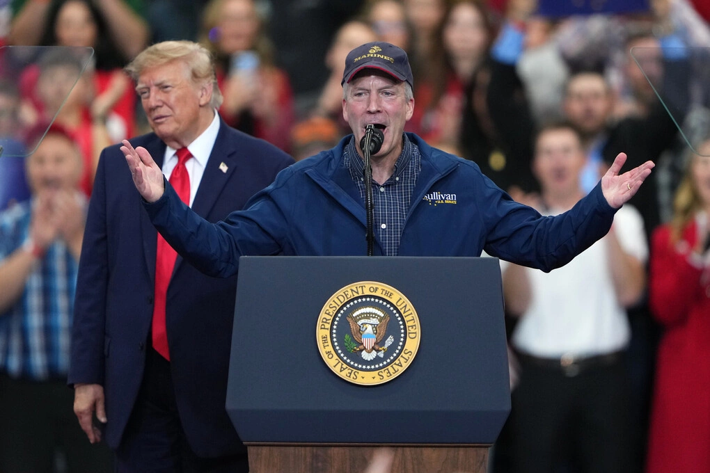 Tổng thống Trump nghe thượng nghị sĩ Dan Sullivan phát biểu tại buổi vận động tranh cử ở Wasilla, bang Alaska ngày 13/10. Ảnh: AP