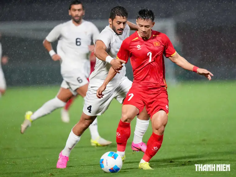 U.23 VN (phải) chơi tấn công áp đặt đầy tự tin
