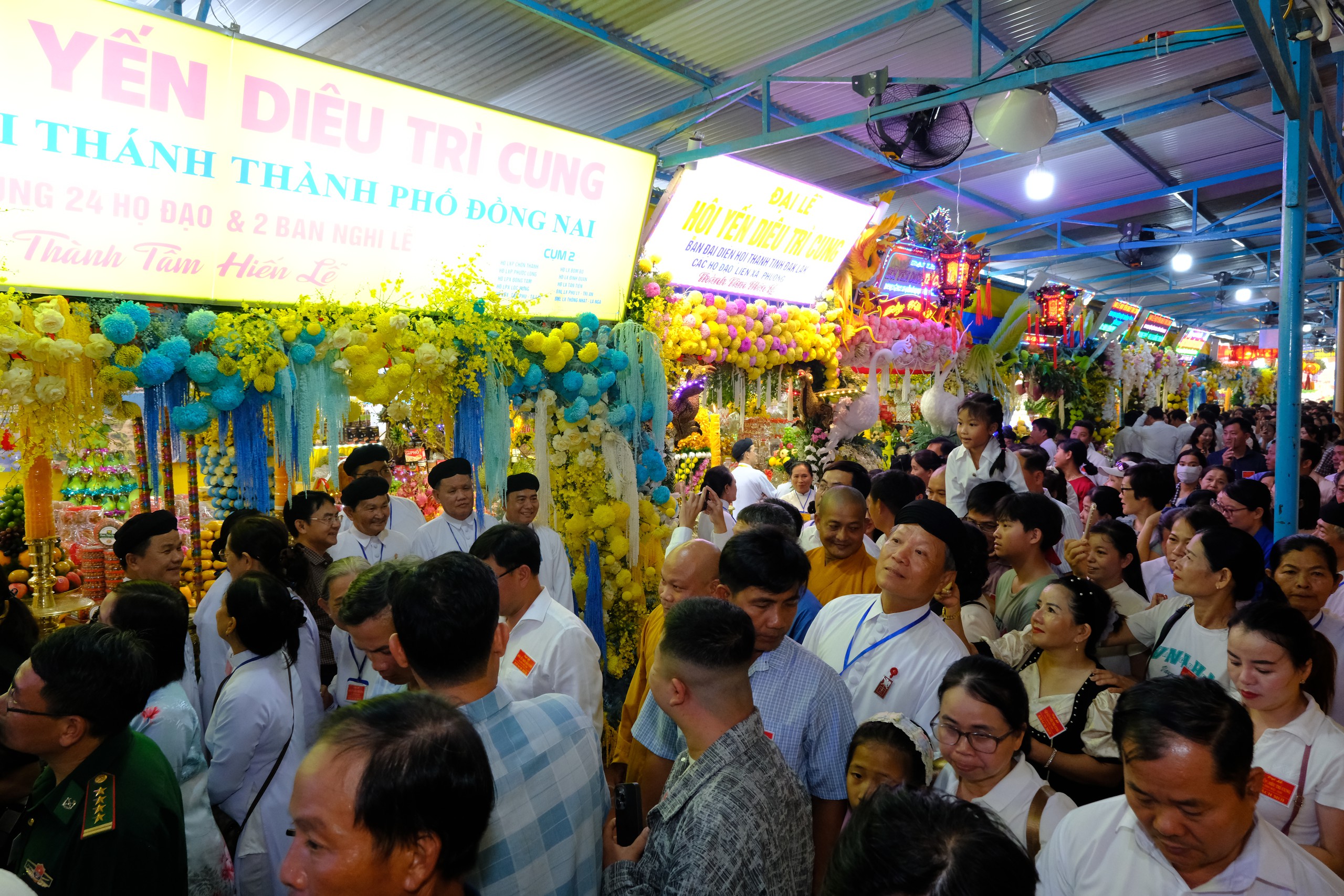 Hội Yến Diêu Trì Cung ở Tòa Thánh Cao Đài rực rỡ sắc màu, thu hút khoảng 200.000 người tham dự - Ảnh 5.