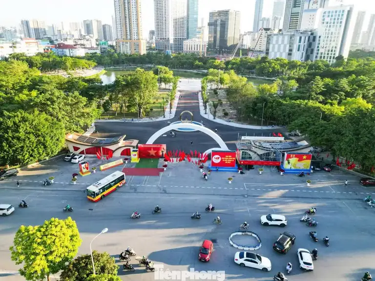 Khu vực trước cổng công viên Cầu Giấy