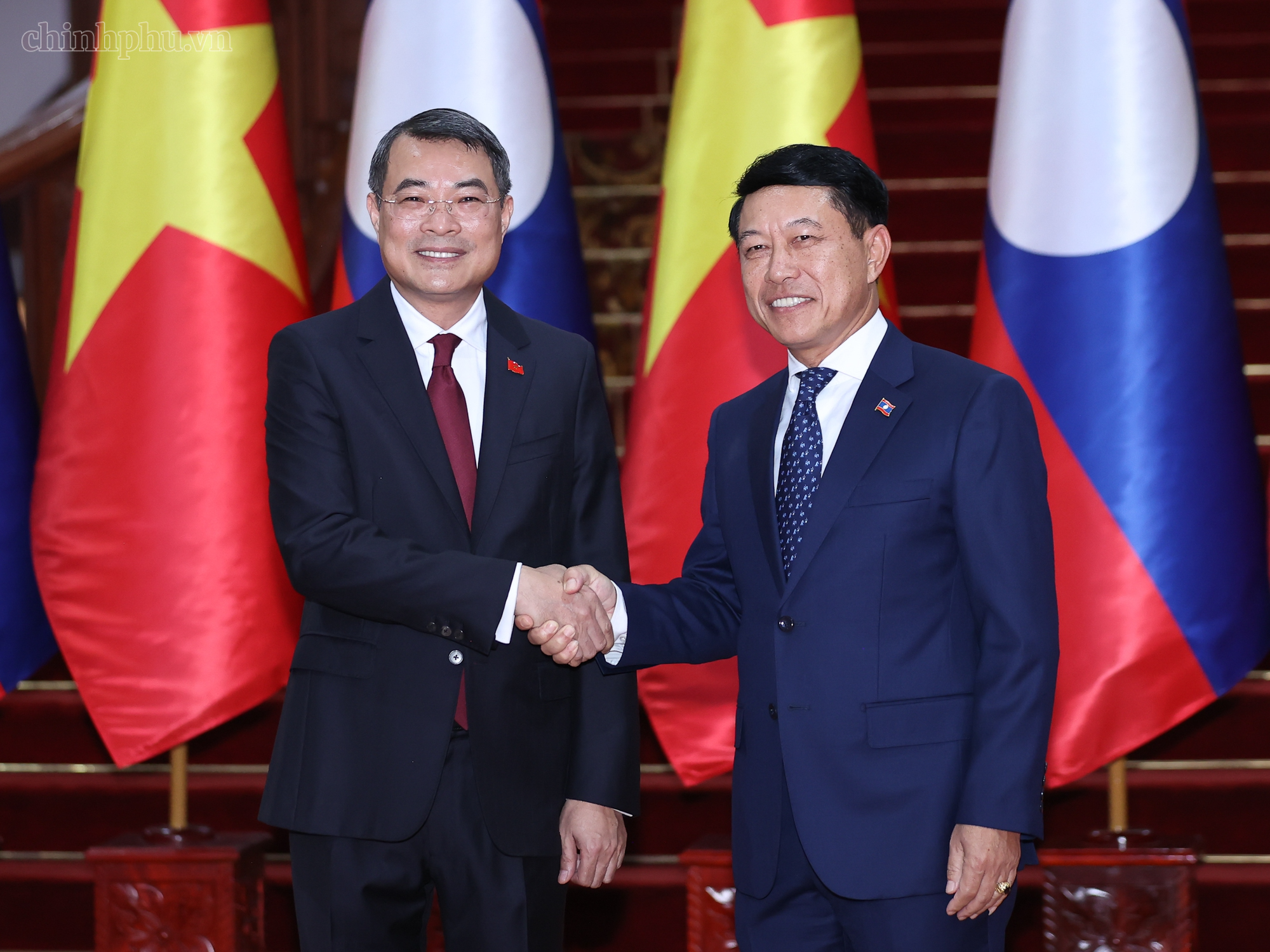 Thủ tướng Lào Saleumxay Kommasith và Thủ tướng Lê Minh Hưng chụp ảnh chung trước khi bước vào hội đàm - Ảnh: CHINHPHU.VN