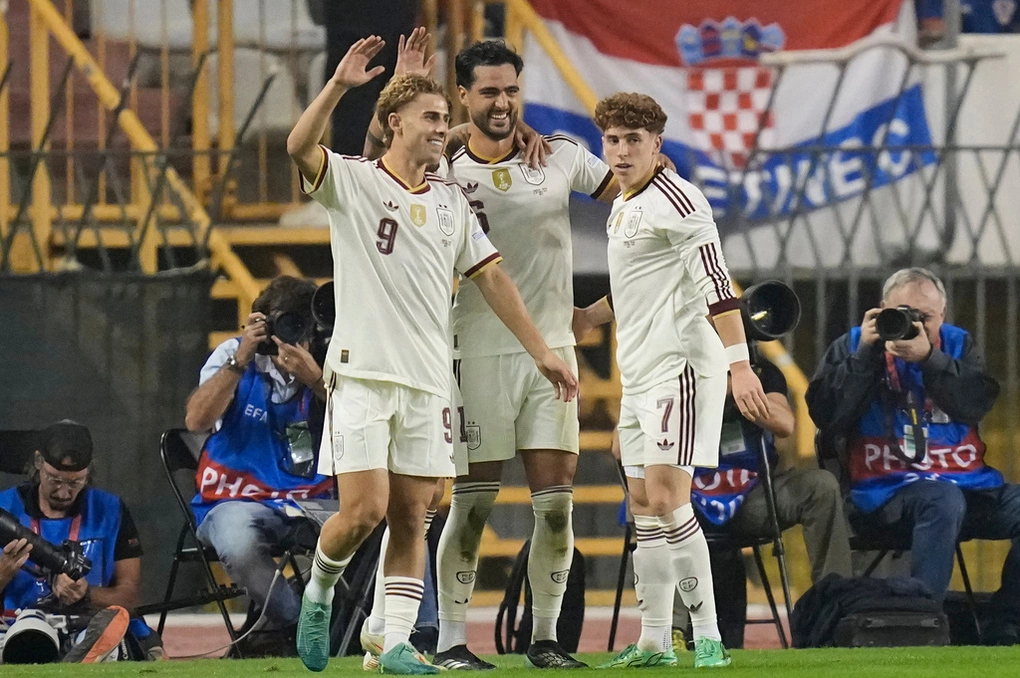 Mikel Merino (giữa) ăn mừng sau khi ghi bàn thứ hai cho Tây Ban Nha trong trận gặp Croatia tại Nations League ở Split, Croatia, ngày 6/10/2026. Ảnh: AP