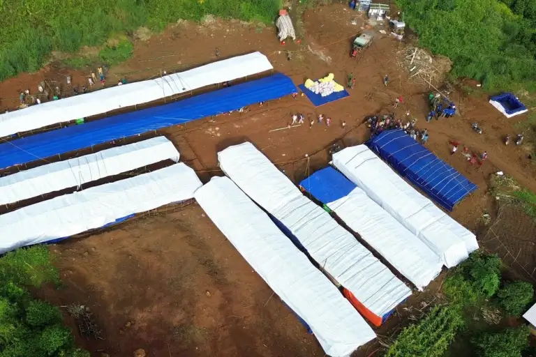 Các hộ dân vùng nguy hiểm đã được di dời đến khu nhà tạm ở xã Quảng Sơn. Ảnh: Chi Yêng