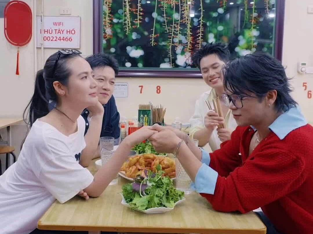 Huyền Lizzie tương tác hài hước cùng (S) TRONG Trọng Hiếu khi ăn bánh tôm Hồ Tây. Video: Vietnam iContent