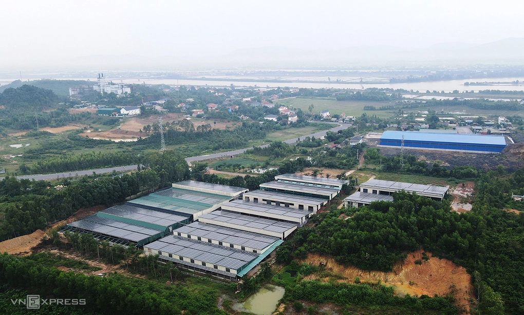 Dưới điện mặt trời là trang trại nuôi gà, cách khu dân cư khoảng 200 m. Ảnh: Đắc Thành