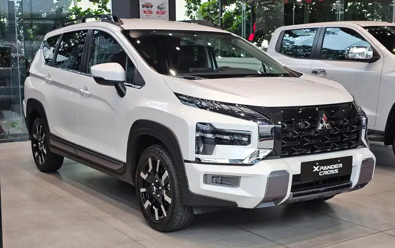 Mitsubishi Xpander xếp thứ tư trong danh sách 10 ô tô động cơ xăng, dầu bán chạy nhất Việt Nam tháng 7.2026. Doanh số mẫu MPV này đạt 1.083 xe, tăng 32 xe so với tháng 6.2026. Bất chấp Xpander gặp phải áp lực cạnh tranh ngày càng lớn đến từ các đối thủ cùng phân khúc, mẫu xe này vẫn tạo được sức hút nhờ kiểu dáng, trang bị và các chương trình ưu đãi, giảm giá từ nhà sản xuất, phân phối. Xpander tại Việt Nam có bản lắp ráp trong nước, bên cạnh phiên bản nhập khẩu từ Indonesia, giá bán từ 560 - 703 triệu đồng