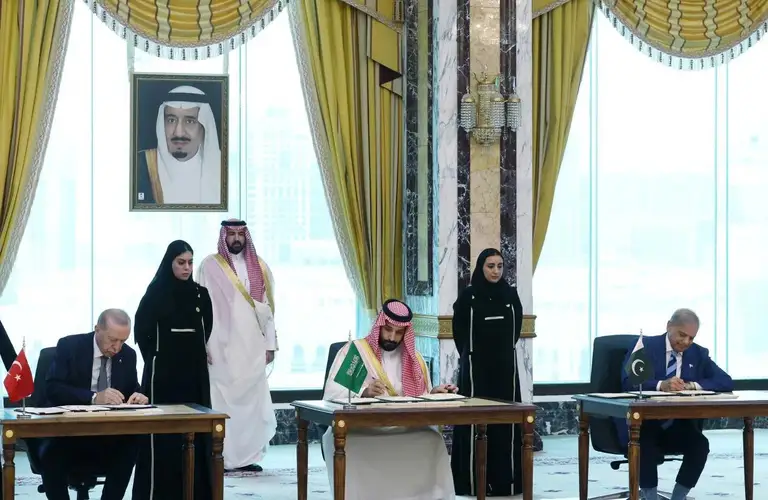 Từ trái sang: Thủ tướng Thổ Nhĩ Kỳ Recep Tayyip Erdogan, Thái tử Saudi Arabia Mohammed bin Salman và Thủ tướng Pakistan Shehbaz Sharif ký Hiệp ước phòng thủ chung tại Mecca (Saudi Arabia) ngày 7-8 - Ảnh: REUTERS