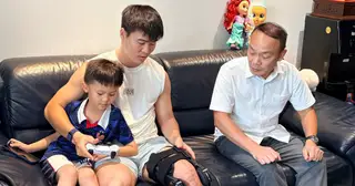 Tổng thư ký VFF tới thăm Đỗ Duy Mạnh tại nhà riêng, chấn thương cần 9 tháng để hồi phục
