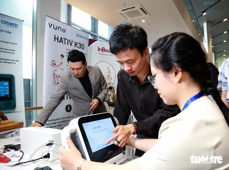 Y bác sĩ trải nghiệm máy đo chuyển hóa gián tiếp trong khuôn khổ hội nghị - Ảnh: CHÂU SA