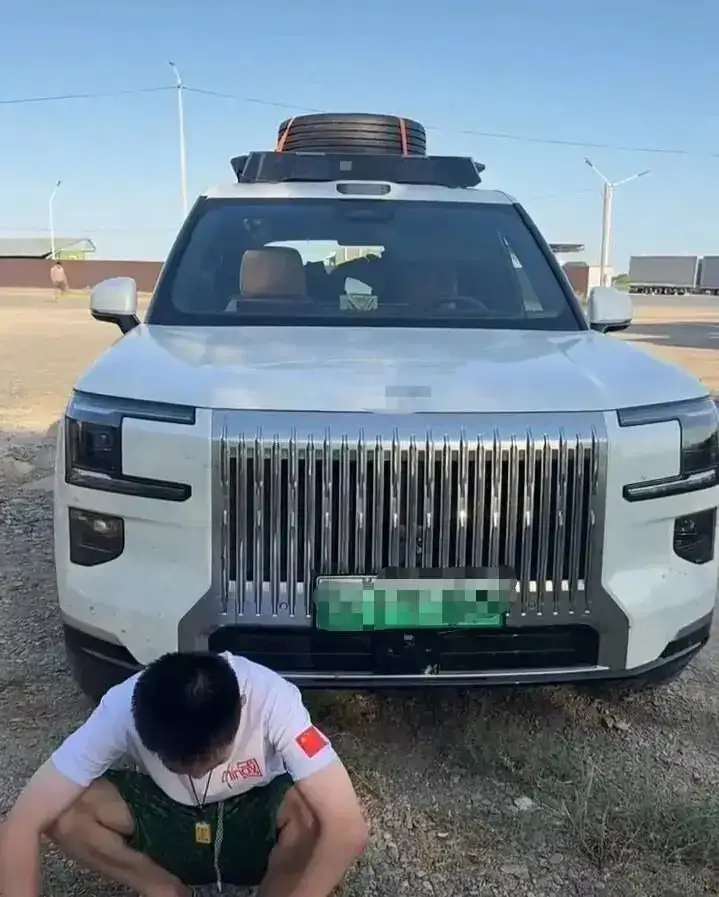 Ông Lưu và chiếc Zeekr 9X ở Kazakhstan. Ảnh: CarNewsChina