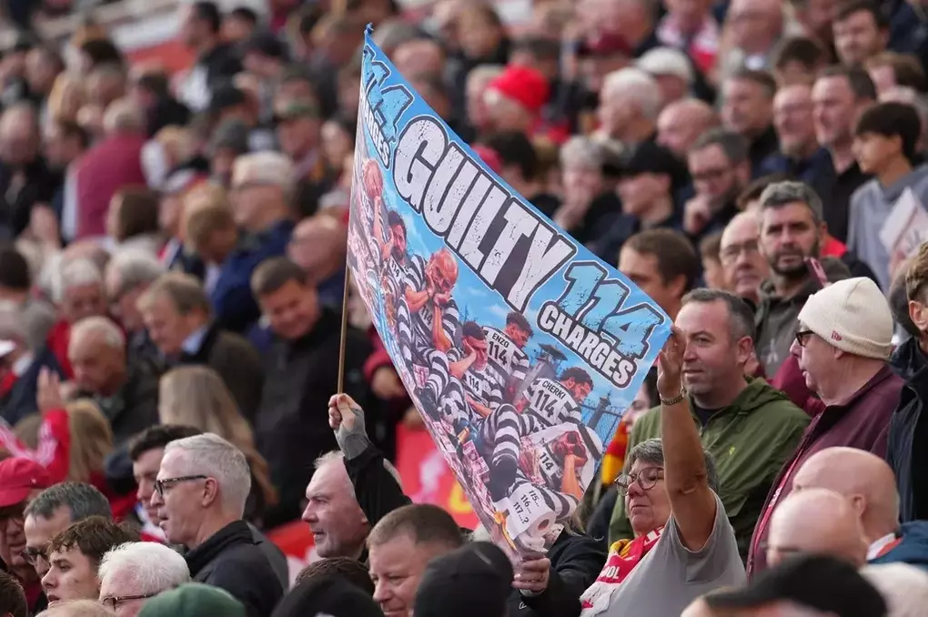 Các CĐV Liverpool cầm biểu ngữ "Có tội, 114 cáo buộc", trước trận đấu với Man City ở Ngoại hạng Anh tại Liverpool, Anh, ngày 11/10/2026. Ảnh: AP