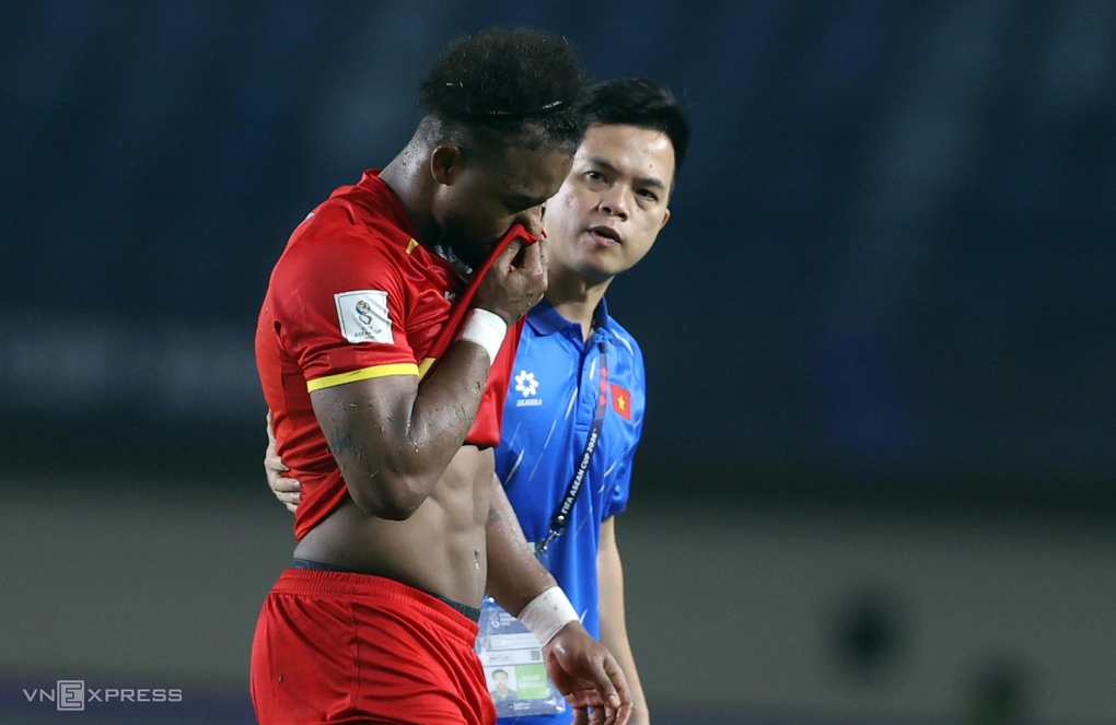 Xuân Son buồn bã rời sân trong trận thắng Philippines 1-0 ở lượt đầu bảng B hạng Nhất FIFA ASEAN Cup 2026 trên sân Si Jalak Harupat, Bandung, Indonesia tối 26/9/2026. Ảnh: Đức Đồng