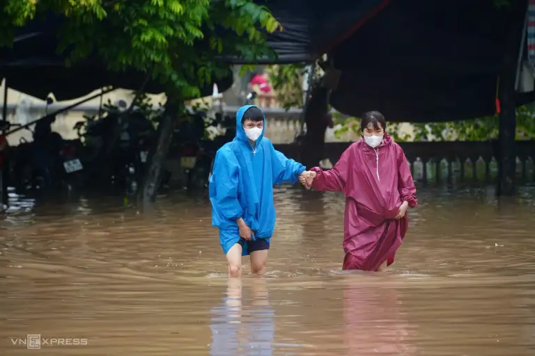 Người dân lội bộ qua phố Cầu Cốc, phường Tây Mỗ. Ảnh: Hoàng Giang