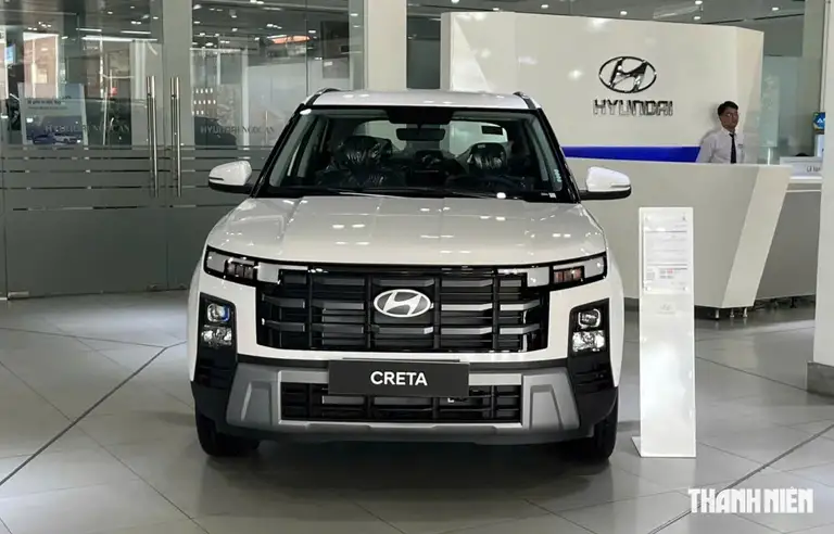 Sau thời gian dài vắng bóng, Hyundai Creta đánh dấu sự trở lại cuộc đua ô tô động cơ xăng, dầu bán chạy nhất tháng 6.2026 với doanh số đạt 787 xe, tăng 91 xe so với tháng trước đó. Kết quả này một phần đến từ nỗ lực làm mới mẫu mã sản phẩm cũng như liên tục áp dụng chương trình ưu đãi, giảm giá từ phía nhà phân phối. Dù vậy cộng dồn 6 tháng đầu năm 2026, tổng doanh số mẫu xe này mới chỉ đạt 4.671 xe. Hyundai Creta là mẫu xe thuộc phân khúc Crossover hạng B, do Hyundai Thành Công Việt Nam (HTV) lắp ráp, phân phối với giá bán từ 599 - 715 triệu đồng