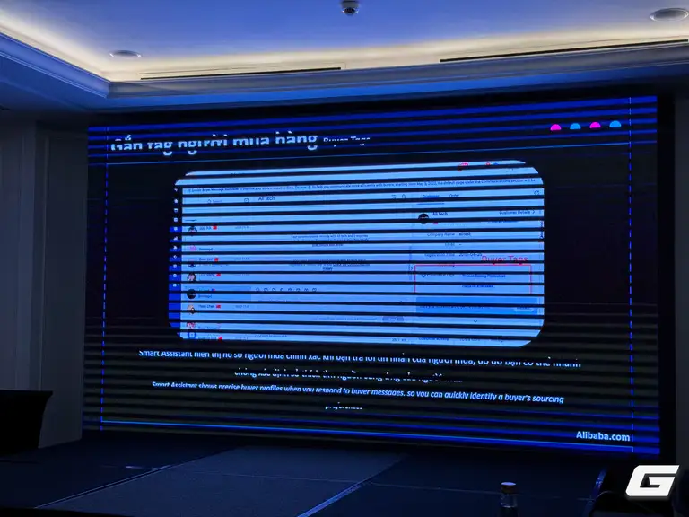 Tình trạng như này tôi gặp không ít lần, và chắc chắn là không thể sử dụng được bức ảnh này. Ban đầu cứ nghĩ đưa điện thoại lên chụp cho nhanh, nhưng cuối cùng bị như vậy thì lại mất thời gian đưa máy ảnh lên bấm lần nữa, nhưng có khi là đã hụt mất 1 slide rồi.