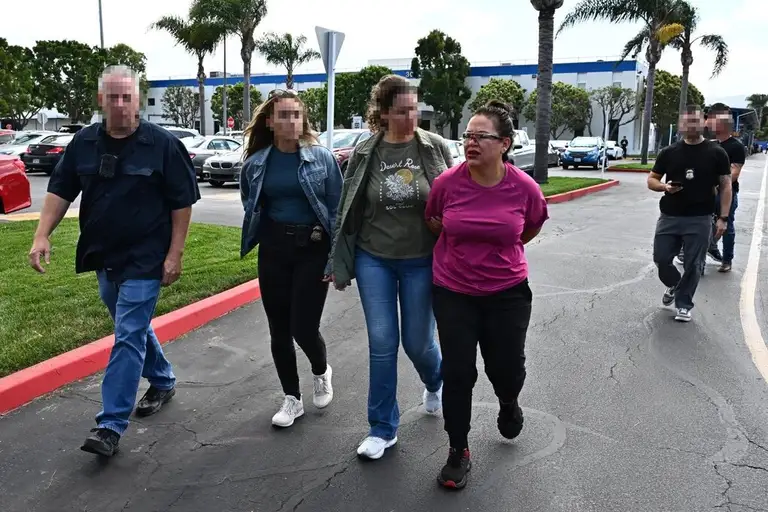 Alma Patricia Contreras Villafana (áo hồng) bị bắt giữ hôm 18/9. Ảnh: California Post