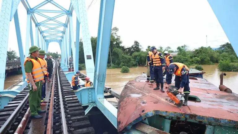 Ba sà lan bị lũ cuốn, mắc vào cầu đường sắt