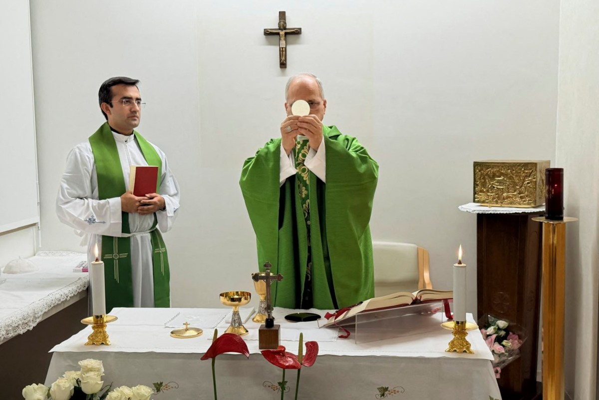 Giáo hoàng Leo XIV cử hành thánh lễ tại Bệnh viện Gemelli, TP Rome (Ý) ngày 16-10 - Ảnh: AFP