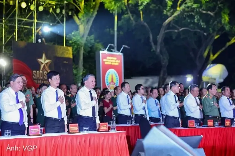 Tổng Bí thư, Chủ tịch nước Tô Lâm; Thủ tướng Lê Minh Hưng và lãnh đạo, nguyên lãnh đạo Đảng, Nhà nước thực hiện nghi thức tri ân các anh hùng, liệt sĩ, tại điểm cầu tượng đài Bắc Sơn, Hà Nội. Ảnh: VGP/Nhật Bắc