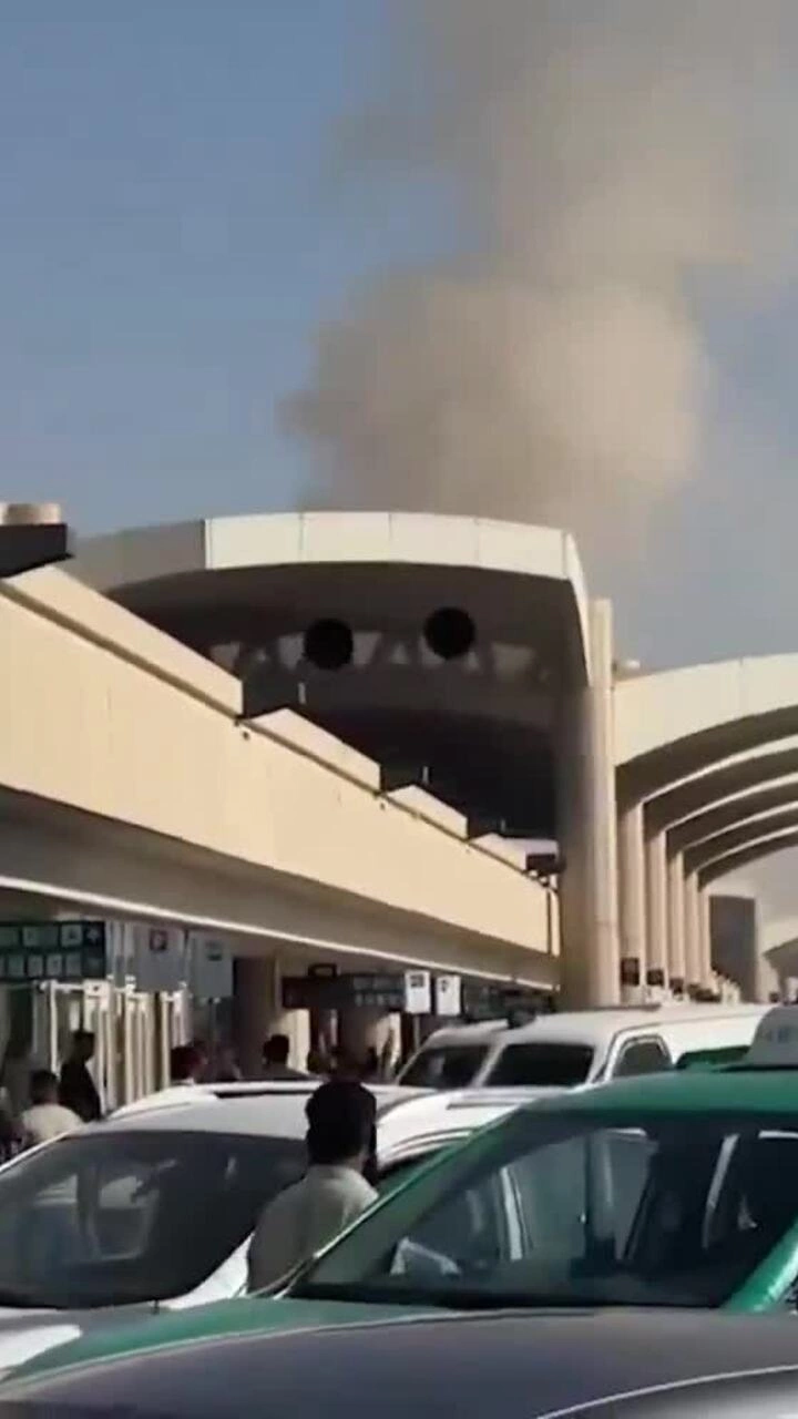 Khói bốc lên từ sân bay King Khalid, Riyadh, Arab Saudi ngày 10/10. Video: X/ EGYOSINT
