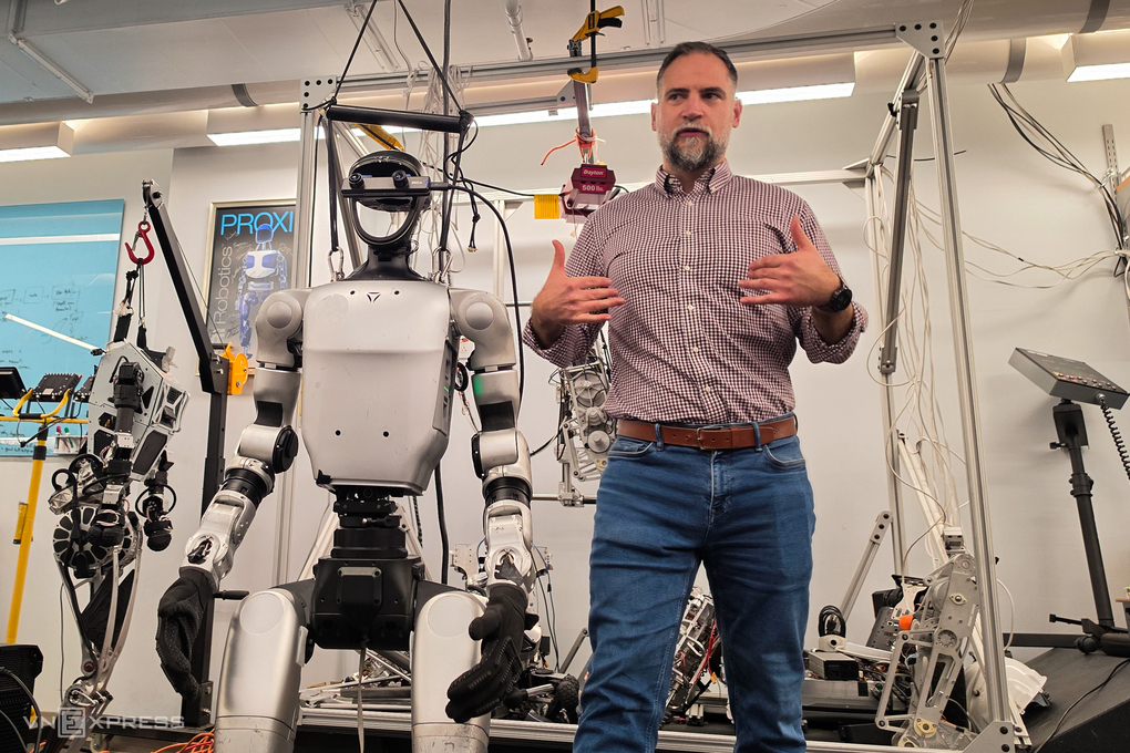 Giáo sư Aaron Ames bên một mẫu robot hình người Unitree được tuỳ biến cho việc nghiên cứu, tháng 9/2026. Ảnh: Lưu Quý