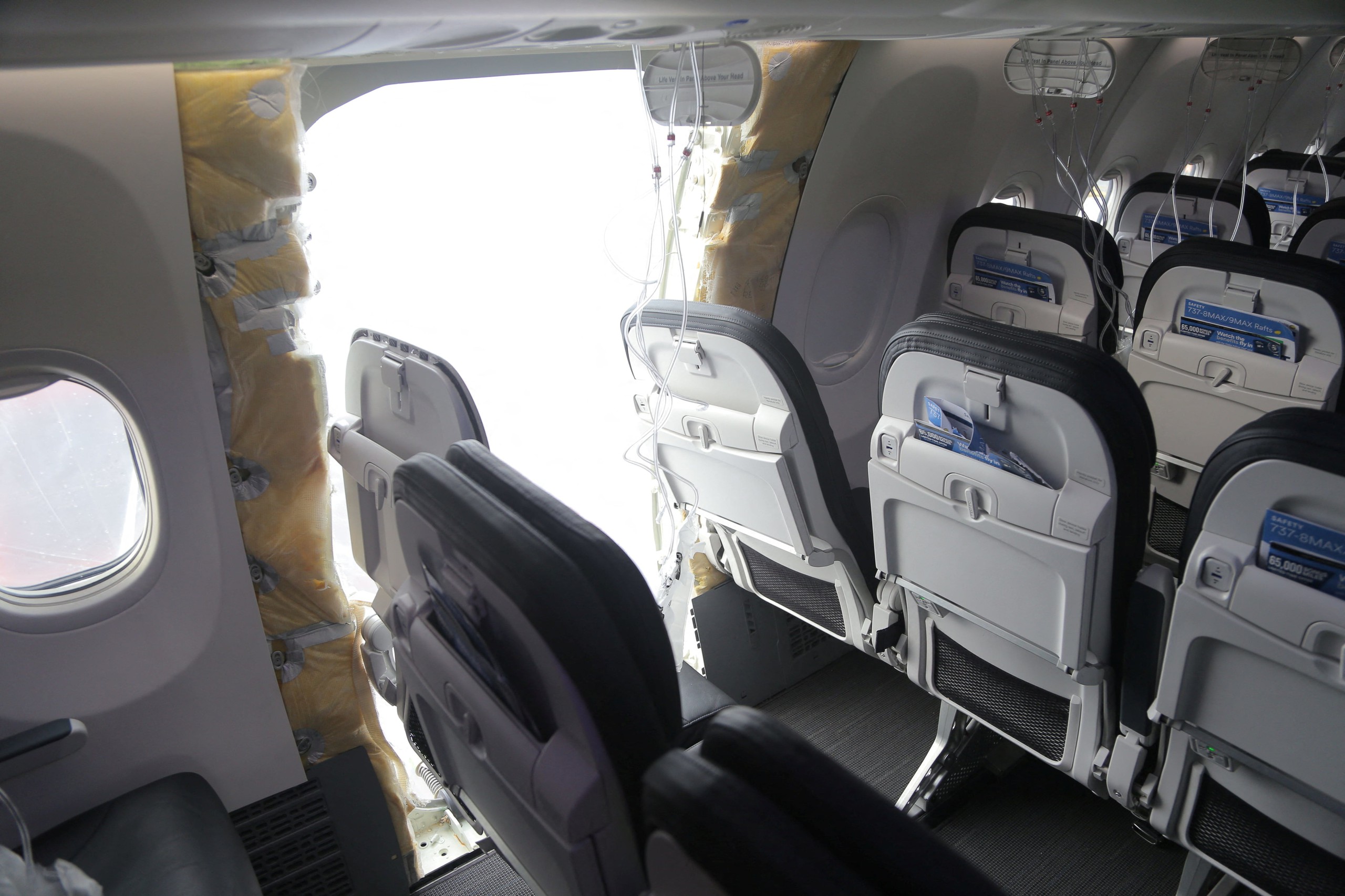 Vụ chuyến bay số 1282 bung cửa của Alaska Airlines vào tháng 1-2024 - Ảnh: REUTERS