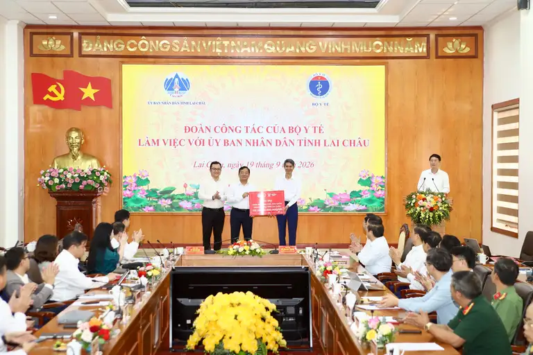 Ông Vương Ánh Dương, Phó Cục trưởng Cục Quản lý Khám, chữa bệnh và ông Trương Văn Đạt, Phó Chủ tịch Hội Thầy thuốc trẻ Việt Nam trao tặng kinh phí nâng cấp, sửa chữa Trạm Y tế tại tỉnh Lai Châu trị giá 150.000.000 đồng. (Ảnh Thành Long)