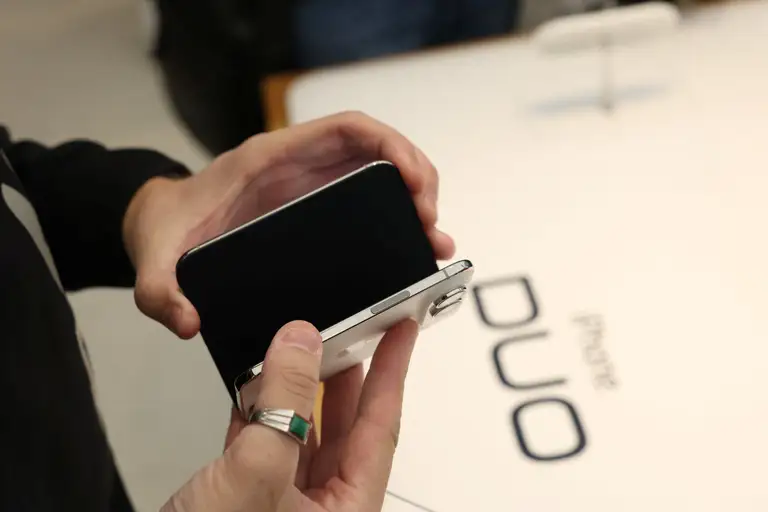 Apple cuối cùng cũng không thể giữ im lặng trước các báo cáo về sự cố màn hình iPhone Duo