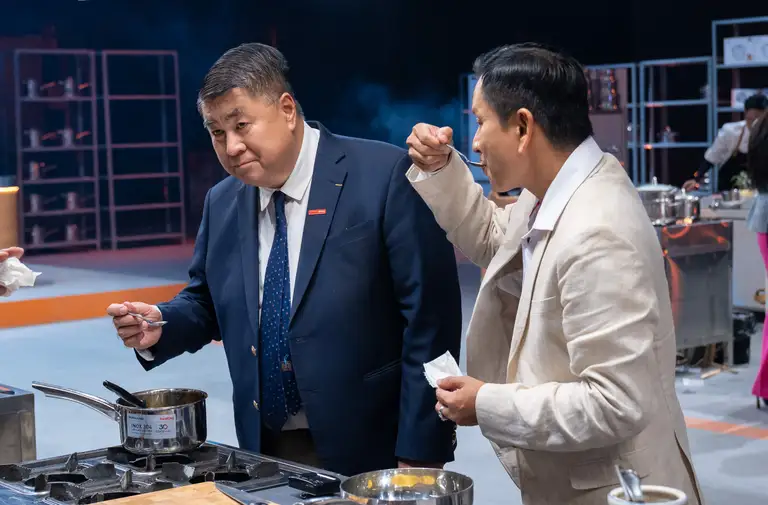 Giám khảo Alain Nguyễn (phải) và ông Paul Le xuống tận bếp nếm thử các món ăn