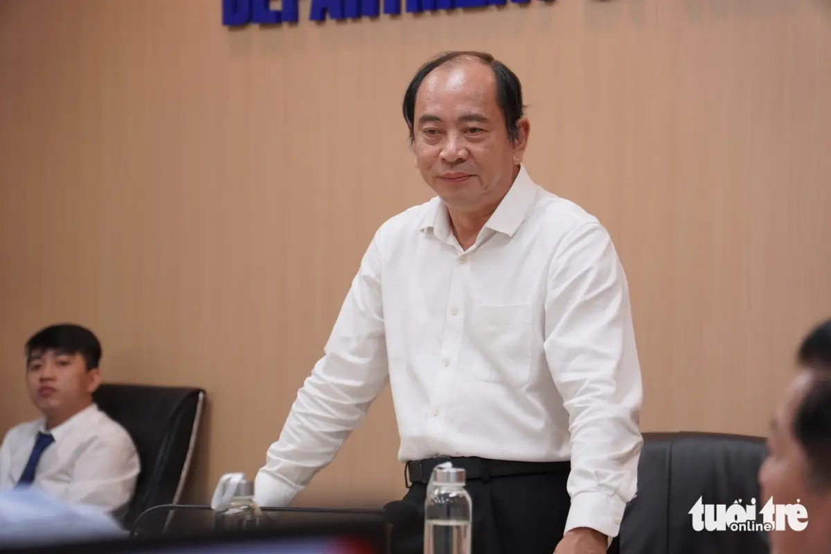Giám đốc Sở Y tế TP.HCM Tăng Chí Thượng trong buổi gặp gỡ bác sĩ nội trú của Trường đại học Y khoa Phạm Ngọc Thạch, sau khi các bác sĩ hoàn thành thời gian thực hành 3 năm tại Bệnh viện Bình Dân - Ảnh: XUÂN MAI