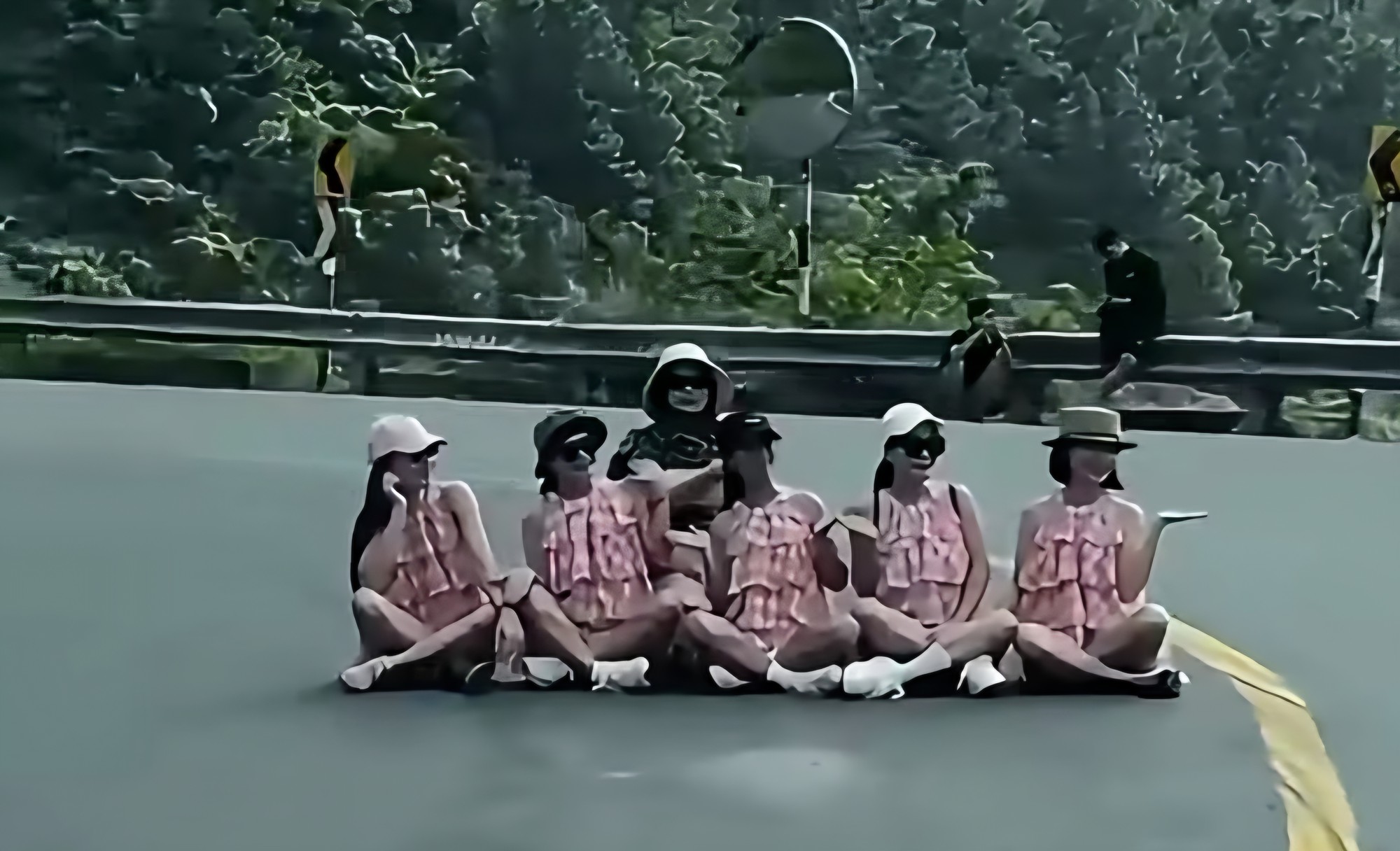 Nhóm 6 phụ nữ ngồi giữa khúc cua tay áo trên đèo Hải Vân để chụp ảnh