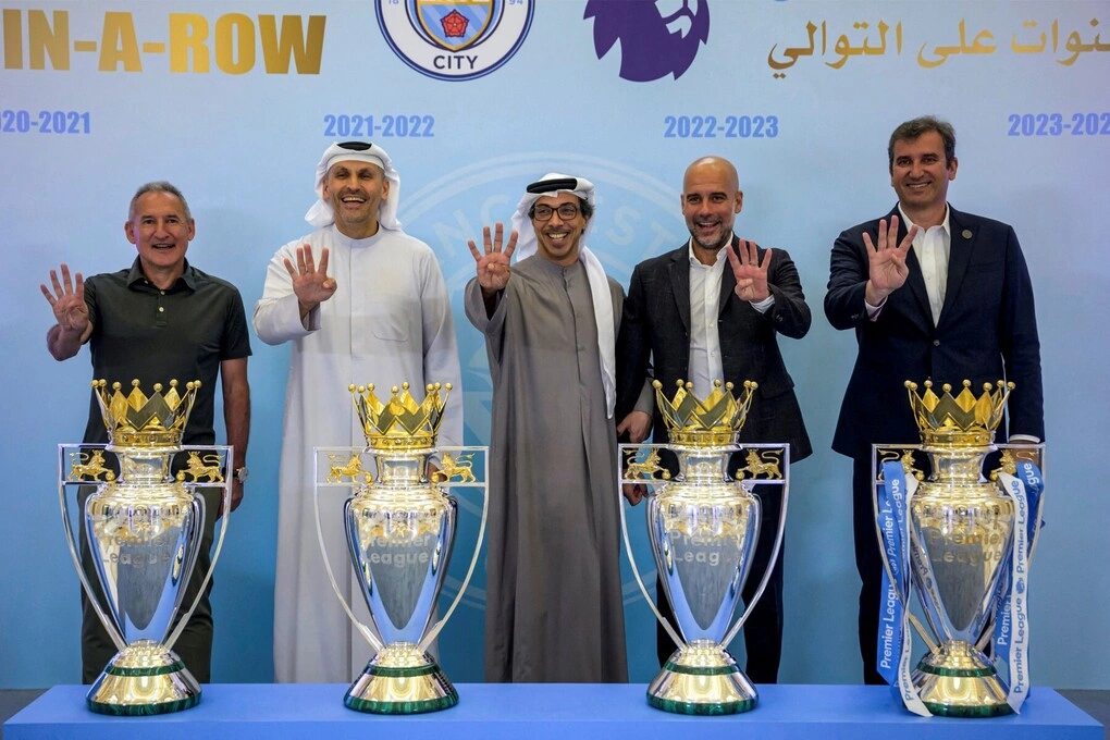 Phó Tổng thống UAE Mansour bin Zayed al-Nahyan (giữa), chủ sở hữu đa số cổ phần Man City, chụp ảnh cùng HLV Pep Guardiola (thứ hai từ phải) và các thành viên ban lãnh đạo, trong đó có CEO Tập đoàn Mubadala Khaldoon Khalifa al-Mubarak (thứ hai từ trái), tại sự kiện mừng Man City vô địch Ngoại hạng Anh lần thứ tư liên tiếp ở Qasr al-Watan, Abu Dhabi, ngày 13/6/2024. Ảnh: AFP/UAE Presidential Court