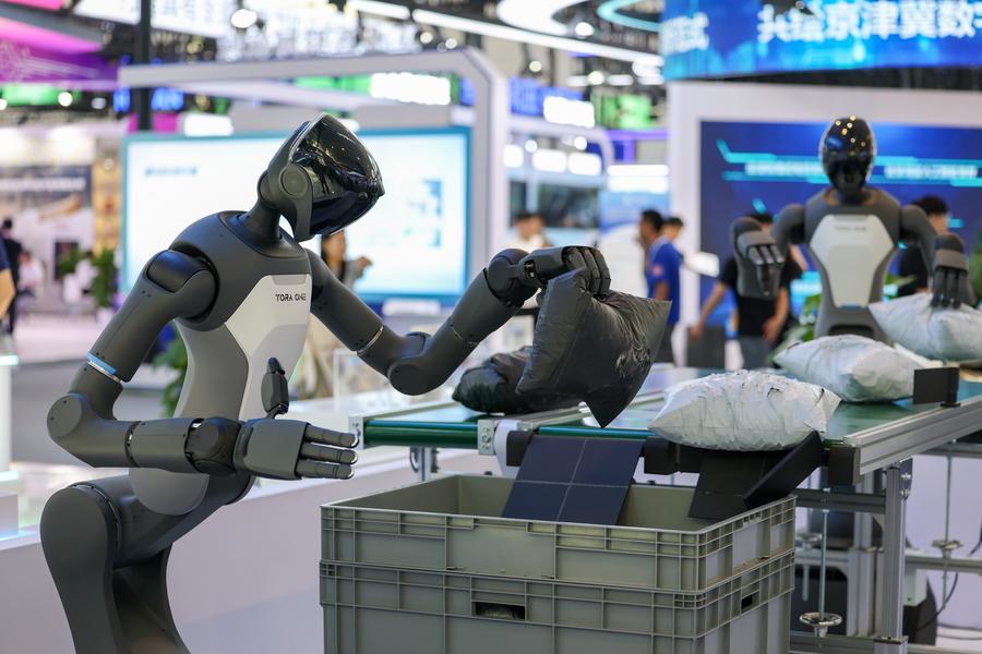 Bill Gates cho rằng AI và robot hình người sẽ thay thế lao động con người (Ảnh: Chinadaily)