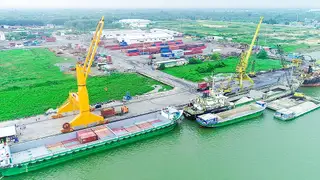 'Loay hoay' mở luồng cho tàu lớn vào sông Hậu