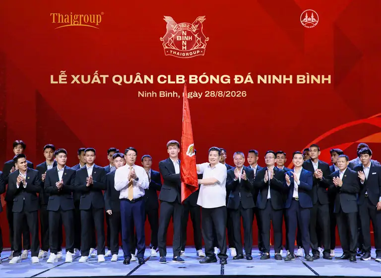 Ông Nguyễn Xuân Thành (cầm cờ cùng Hoàng Đức) sẽ là điểm tựa mới của CLB Ninh Bình