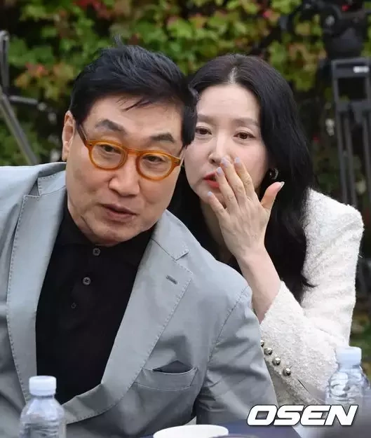 Vợ chồng Lee Young Ae dự lễ vinh danh những người có đóng góp lĩnh vực nghệ thuật, cống hiến xã hội, từ thiện. Ảnh: Osen