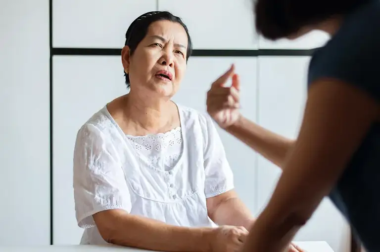 Nếu nhận thấy người thân đang trò chuyện bình thường nhưng đột nhiên nói bất thường, hãy coi đây là dấu hiệu cần cấp cứu thay vì chờ xem tình trạng có tự hết hay không - Ảnh: Health.Yahoo
