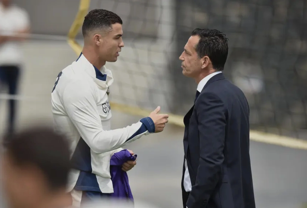 Cristiano Ronaldo (trái) trò chuyện với chủ tịch LĐBĐ Bồ Đào Nha Pedro Proenca. Ảnh: A Bola