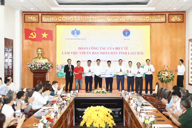 Thứ trưởng Thường trực Bộ Y tế Vũ Mạnh Hà, ông Đinh Tiến Hải, Giám đốc Quỹ Bảo trợ trẻ em Việt Nam cùng các đơn vị tài trợ trao biểu trưng kinh phí và quà trị giá hơn 1,9 tỷ đồng cho trẻ em có hoàn cảnh khó khăn tỉnh Lai Châu. (Ảnh Thành Long)