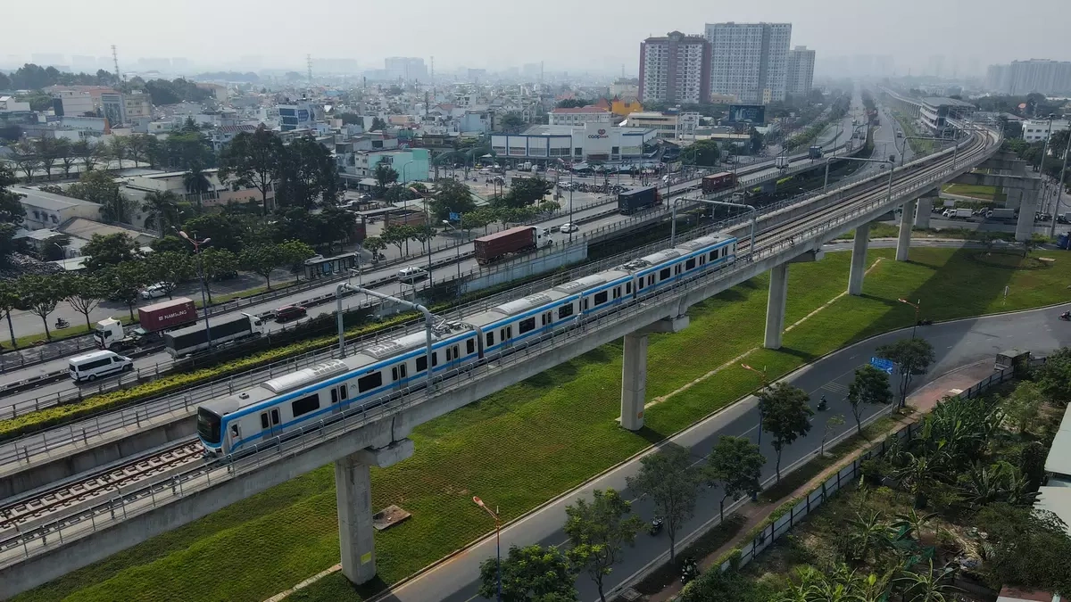 Metro, xe buýt TP HCM tăng chuyến phục vụ lễ an táng 731 hài cốt liệt sĩ