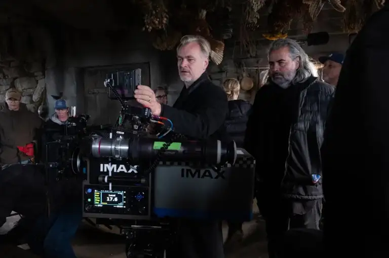 Christopher Nolan theo dõi cảnh quay trên trường quay The Odyssey. Bộ phim được thực hiện bằng hệ thống máy quay IMAX thế hệ mới và quy tụ ê-kíp sản xuất quy mô lớn. Ảnh Universal Pictures.
