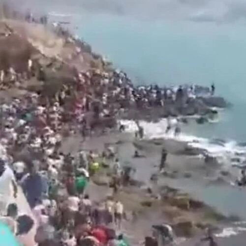 Khoảnh khắc di dân từ Morocco tràn qua cửa khẩu tại Ceuta, lãnh thổ tại Bắc Phi của Tây Ban Nha, ngày 30/7. Video: X/ElonMusk