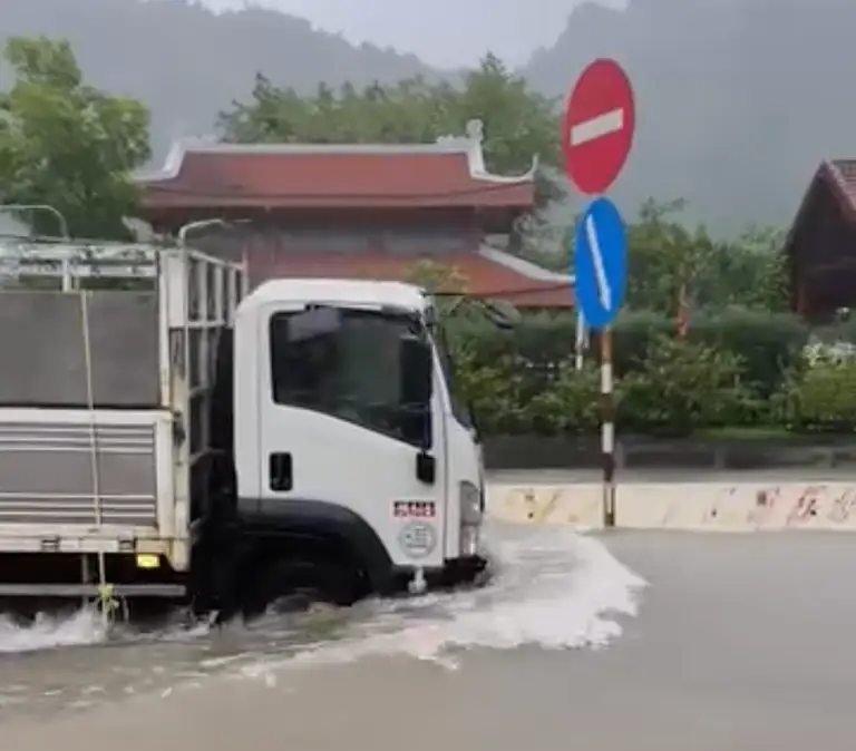 QL18 đoạn qua P.Quang Hanh đường biến thành sông