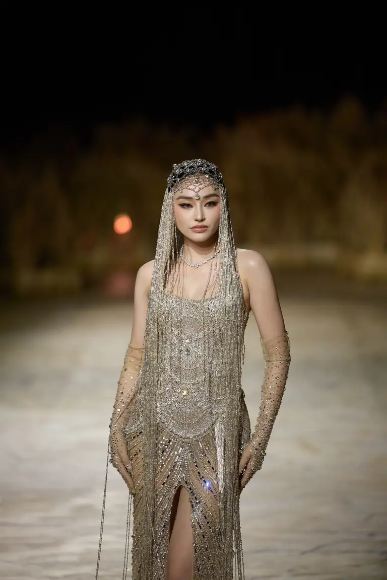 Hơn 15 năm theo đuổi thời trang dạ hội cao cấp, nhà thiết kế Mai Phương Trang xây dựng dấu ấn riêng bằng những thiết kế đính kết thủ công tinh xảo, nơi nghệ thuật, kỹ thuật và cảm xúc hòa quyện trong từng đường nét