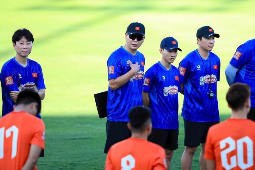 Trợ lý Kim Do Heon (trái) cùng HLV Kim Sang Sik (giữa) ở đội tuyển Việt Nam - Ảnh: VFF