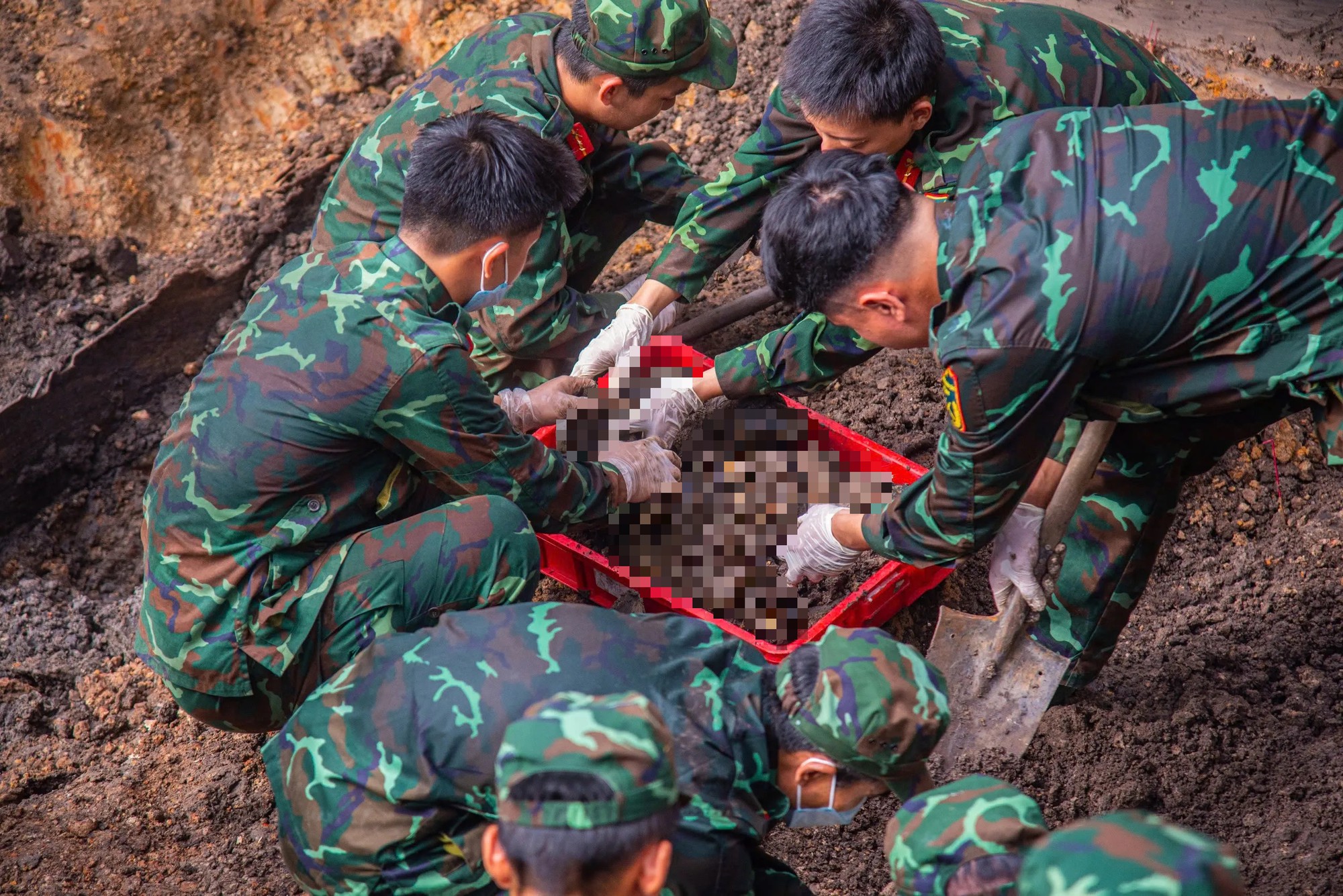 Đội Quy tập hài cốt liệt sĩ thuộc Bộ Tư lệnh TP.HCM làm nhiệm vụ tại công viên Lê Thị Riêng